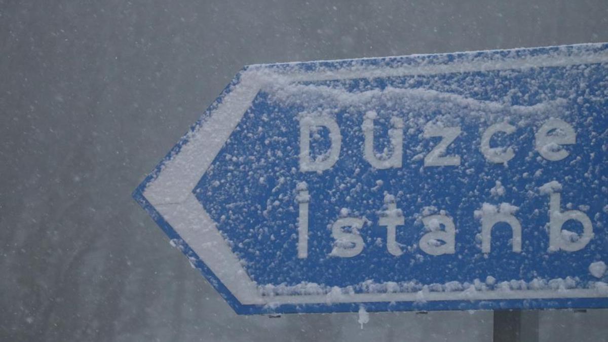 Bolu Dağı beyaza büründü! Kar kalınlığı 10 santimetreye ulaştı