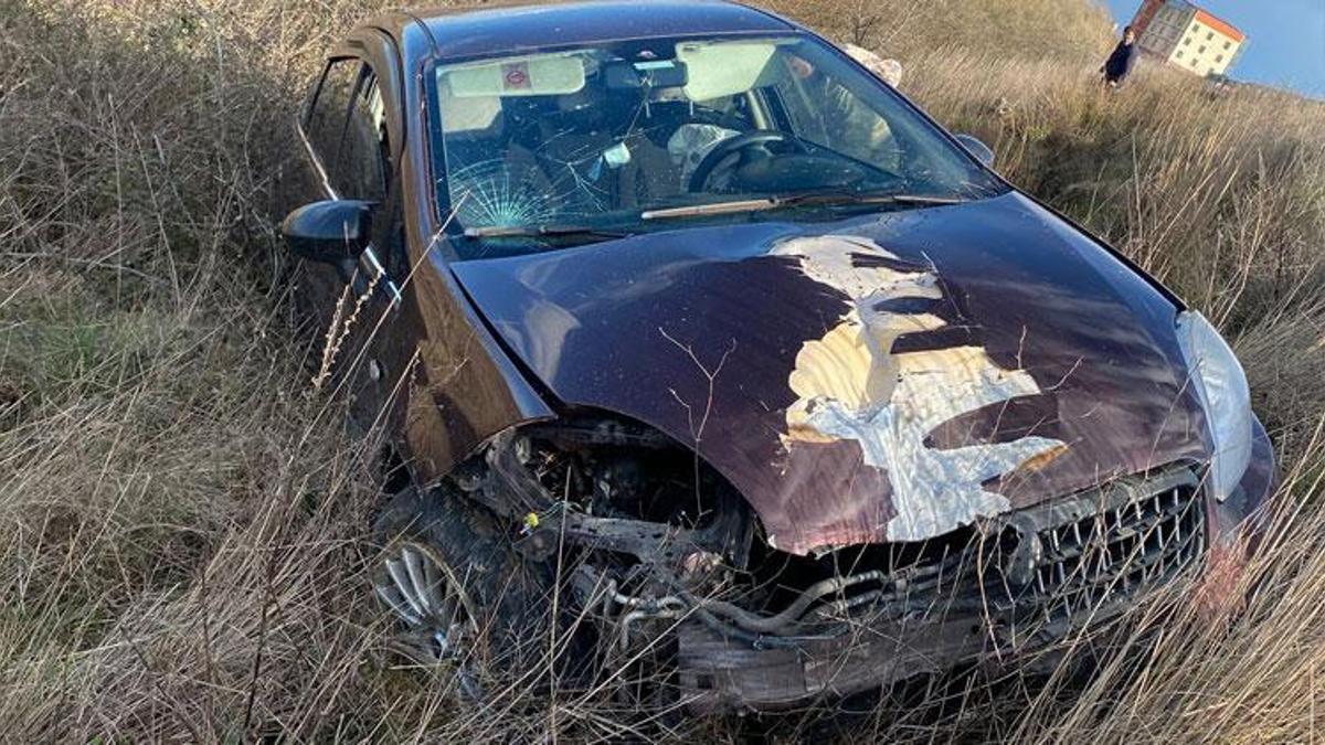 Edirne’de yoldan çıkan otomobil tarlaya savruldu