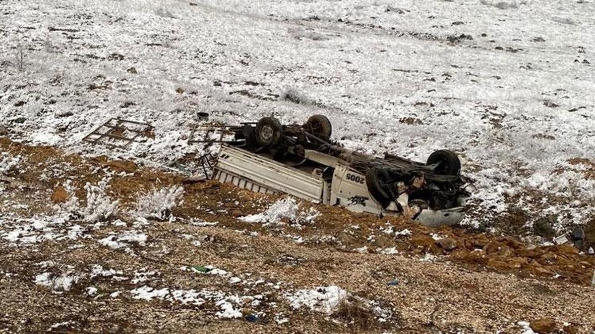 Beyşehir'de şarampole devrilen kamyonetteki 4 kişi yaralandı