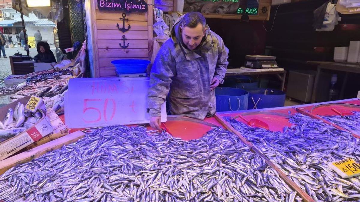 Hamsinin fiyatı 50 TL'ye düştü! Vatandaşlar poşet poşet aldı