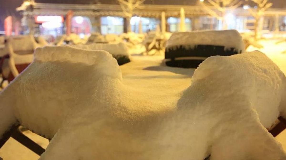 Aksaray Güzelyurt beyaza bürüdü: Kar kalınlığı 14 santimetreye ulaştı