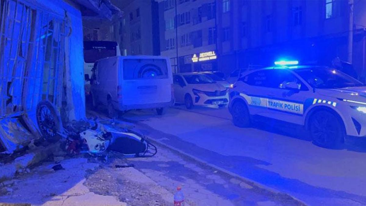 Eskişehir'de motosiklet önce yayaya ardından duvara çarptı: 3 yaralı