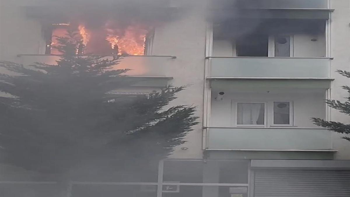 İstanbul'da alevler geceyi sardı! 4 kişi mahsur kaldı