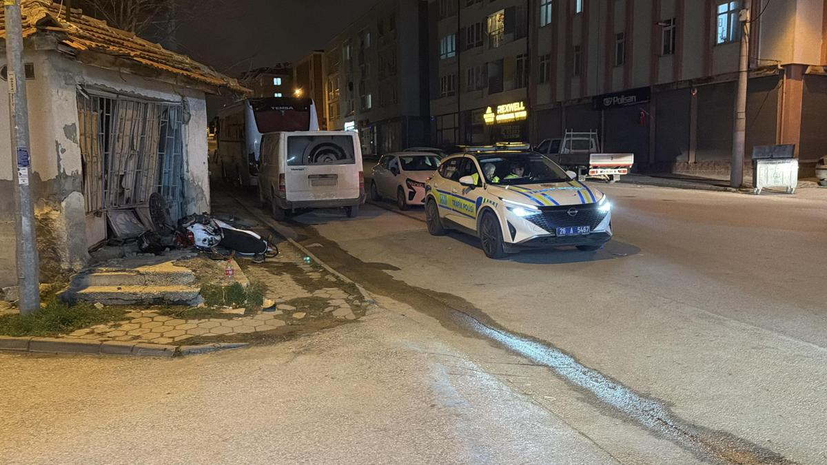 Motosikletli yayaya ve dükkan kepengine çarptı; o anlar kamerada