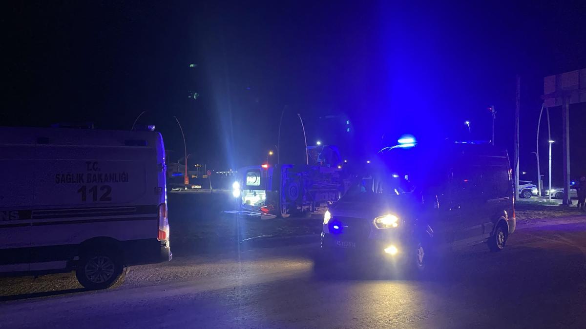 Manisa’da otomobille çarpışan ambulans devrildi: 5 yaralı