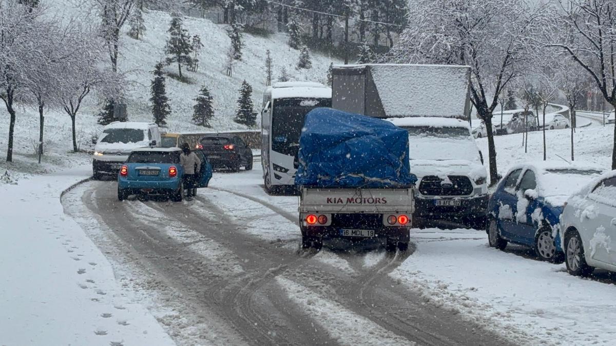 Bursa'da yoğun kar yağışı; araçlar yolda kaldı
