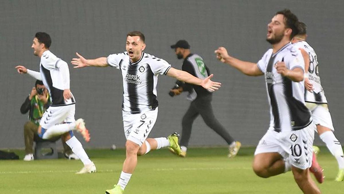 Altay, tarihi rekabette rakibinin önünde yer alıyor
