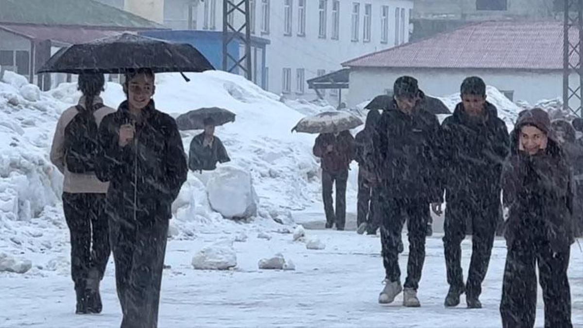 Yüksekova’da kar yağışı ilçeyi beyaza bürüdü