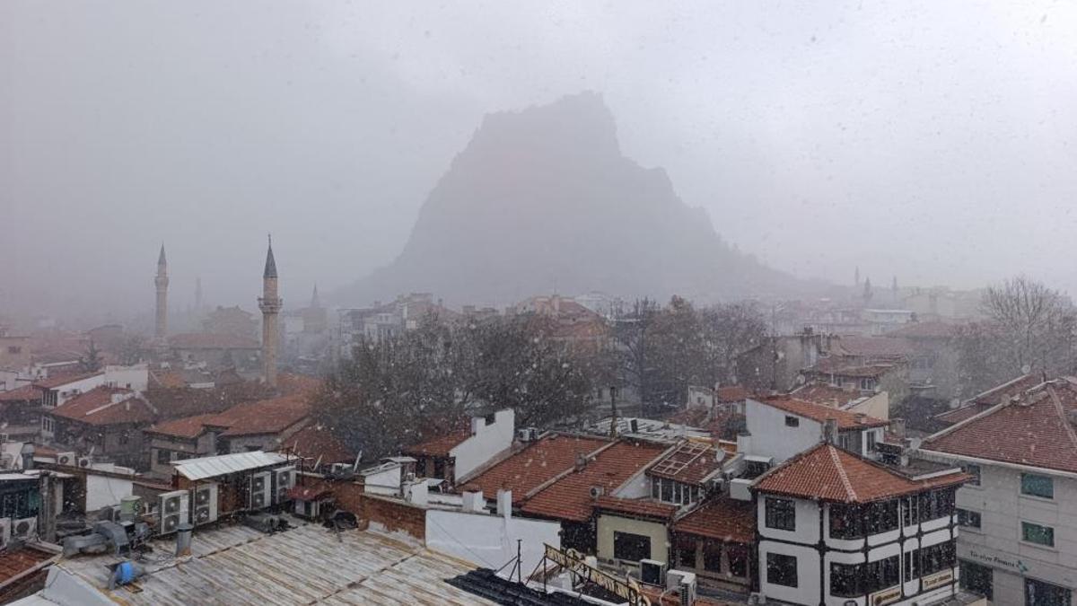 Afyon’da kar yağışı