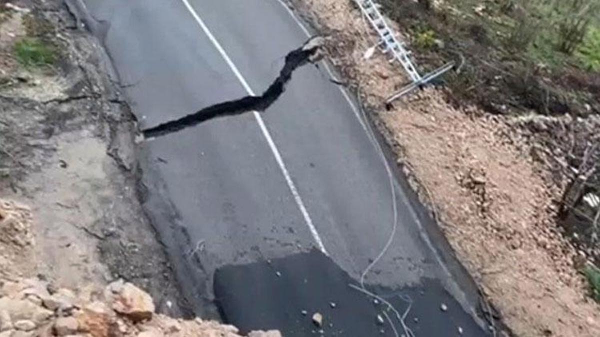 Ordu Ünye'de heyelan nedeniyle yol ulaşıma kapandı