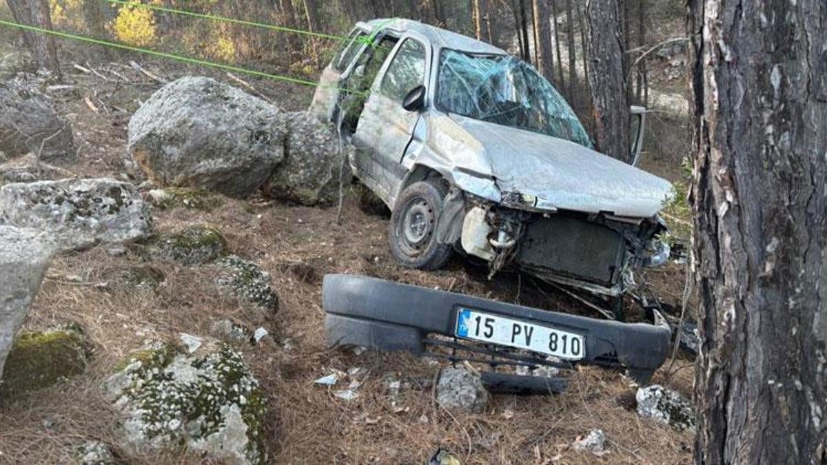 Araç şarampole devrildi 3 kişi yaralandı