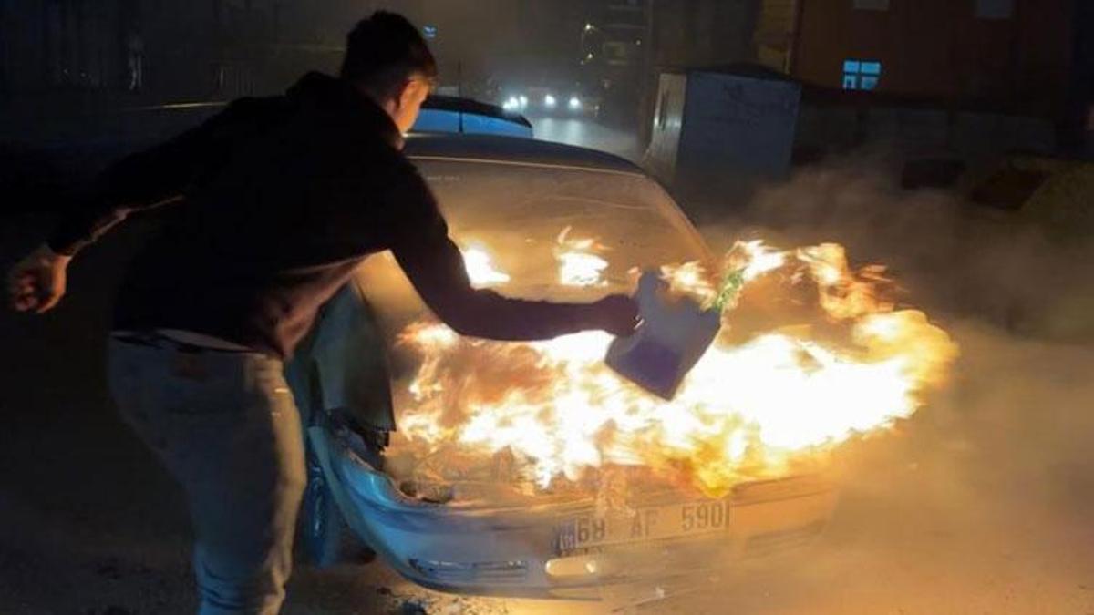 Aksaray’da alev alev yanan araca antifriz döküp söndürmeye çalıştı