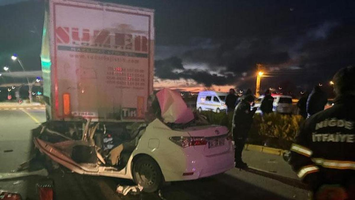 TIR’a arkadan çarpan otomobilin sürücüsü hayatını kaybetti