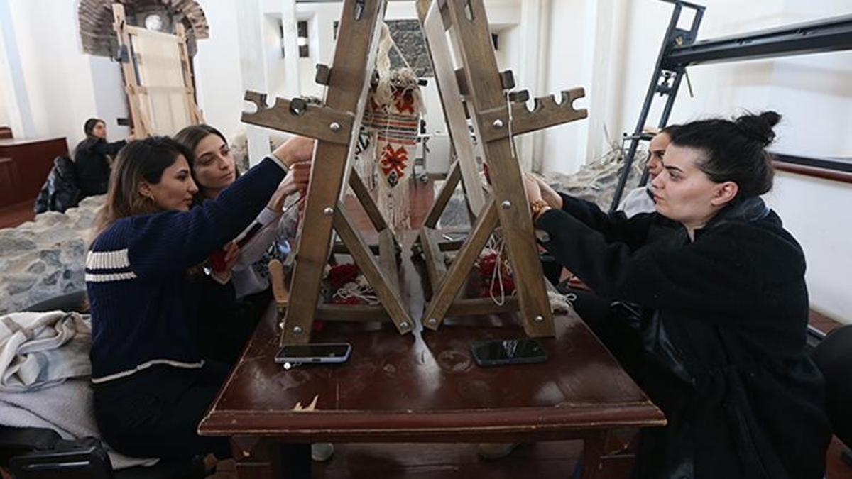 Kars'ta 18 kadın bir araya gelip üretiyor! Tek malzeme yetiyor, binlerce liraya satıyorlar