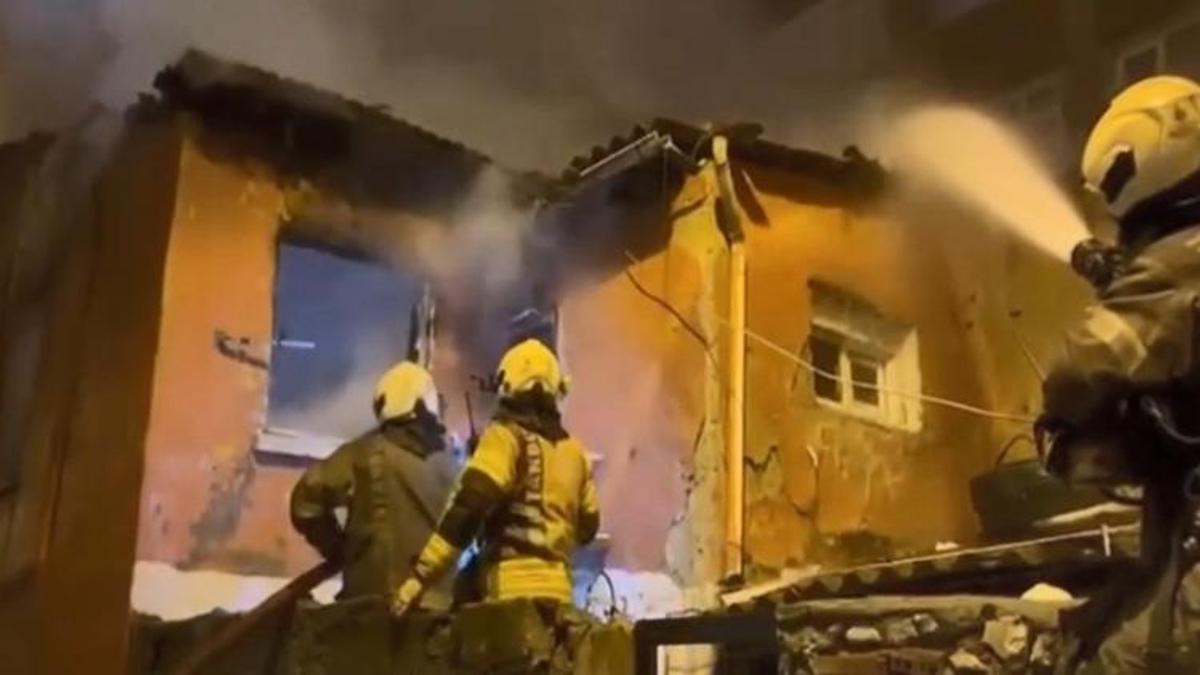 Fatih'te gece yarısı yangın paniği! Patlama sesleri korkuttu