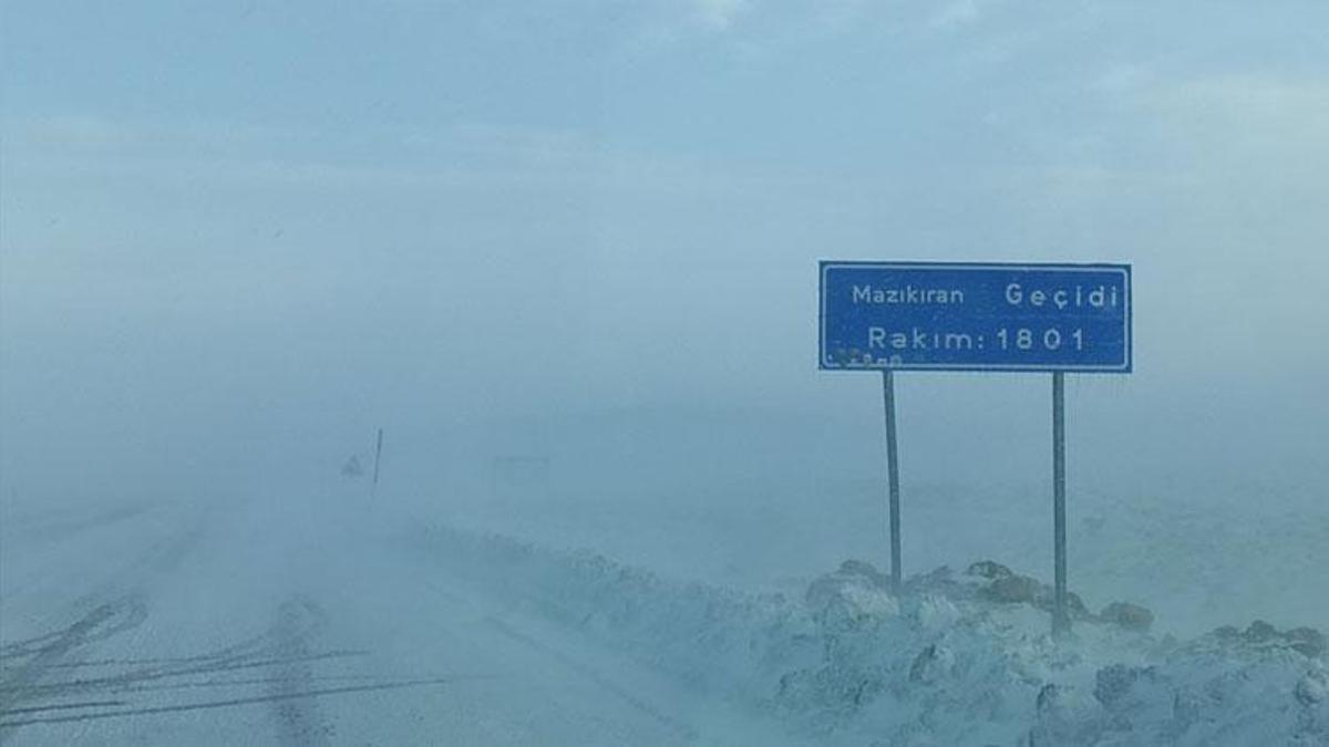 Kar yağışı ve tipi Sivas’ta ulaşımı aksattı, kilometrelerce tır kuyrukları oluştu