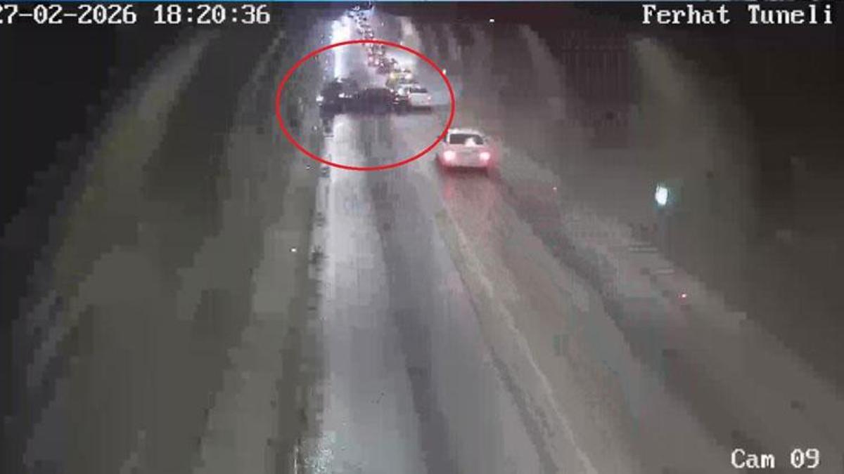 Amasya’da tünelde iki otomobilin kafa kafaya çarpıştığı kaza kamerada