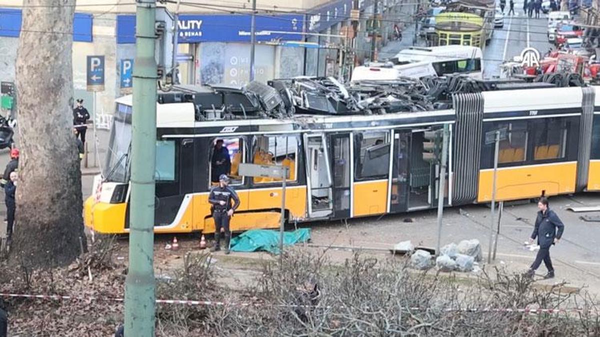 İtalya Milano'da tramvay raydan çıkarak kaza yaptı