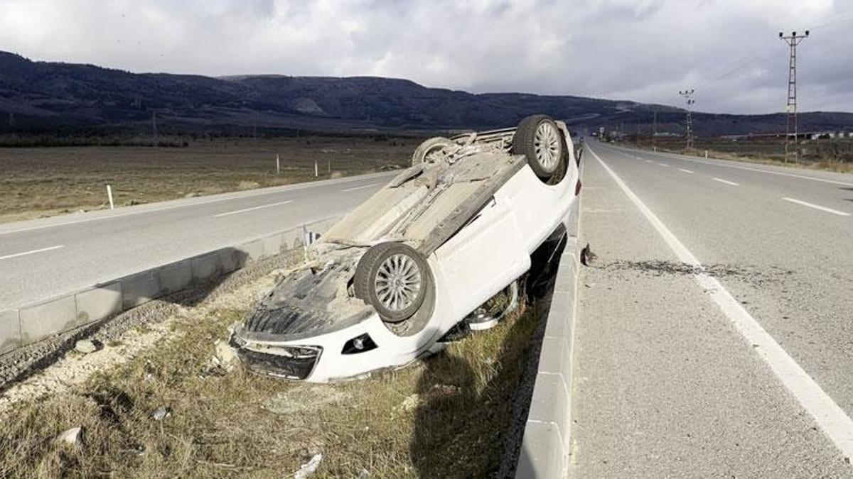 Eskişehir’de refüje çarpan otomobil, takla attı; 5 yaralı