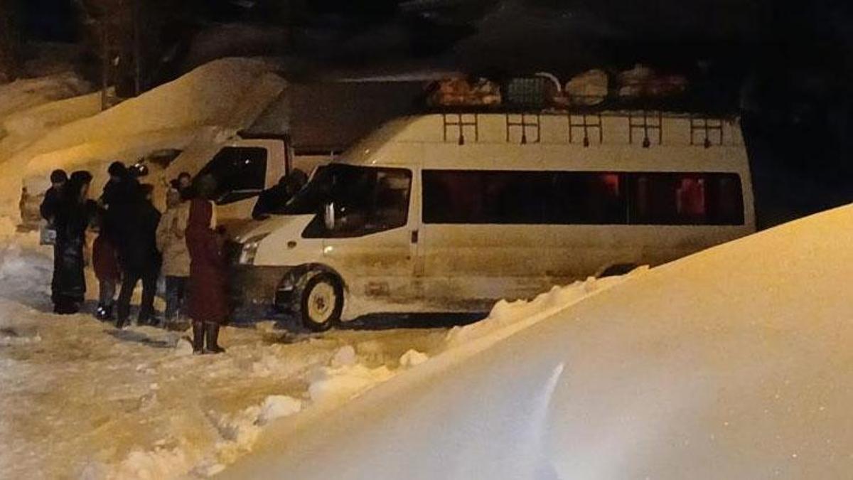 Iğdır'da köy yolunda mahsur kalan öğrenci servisi kurtarıldı