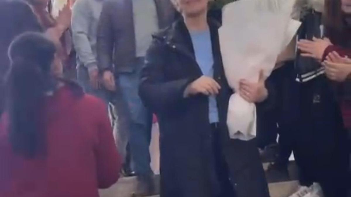 Emekli olan Meral öğretmene alkışlarla veda ettiler