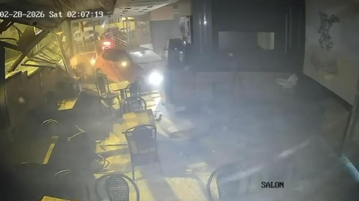 İstanbul - Üsküdar'da otomobil börekçiye uçtu