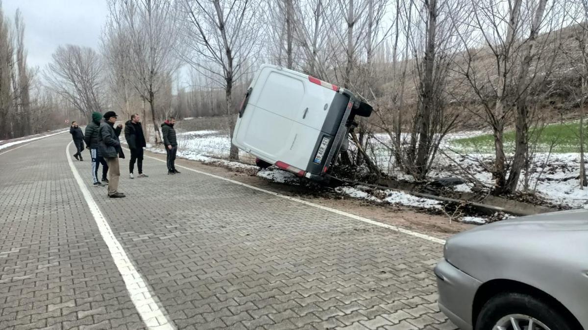 Çorum'da sıkışan sürücüyü itfaiye ekipleri kurtardı