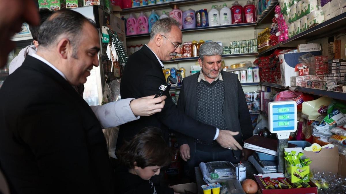 Belediye başkanı, veresiye defterini tartıp 50 bin TL'ye satın aldı