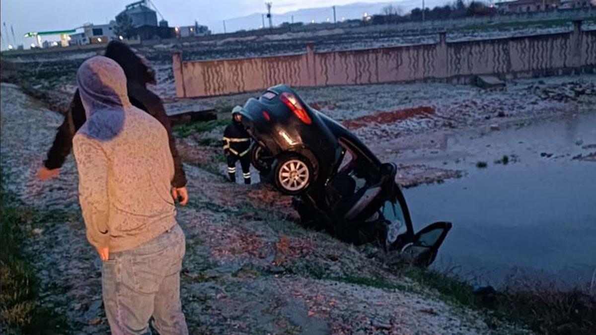 Mardin'de kayganlaşan yolda 3 araç şarampole devrildi: 9 yaralı var