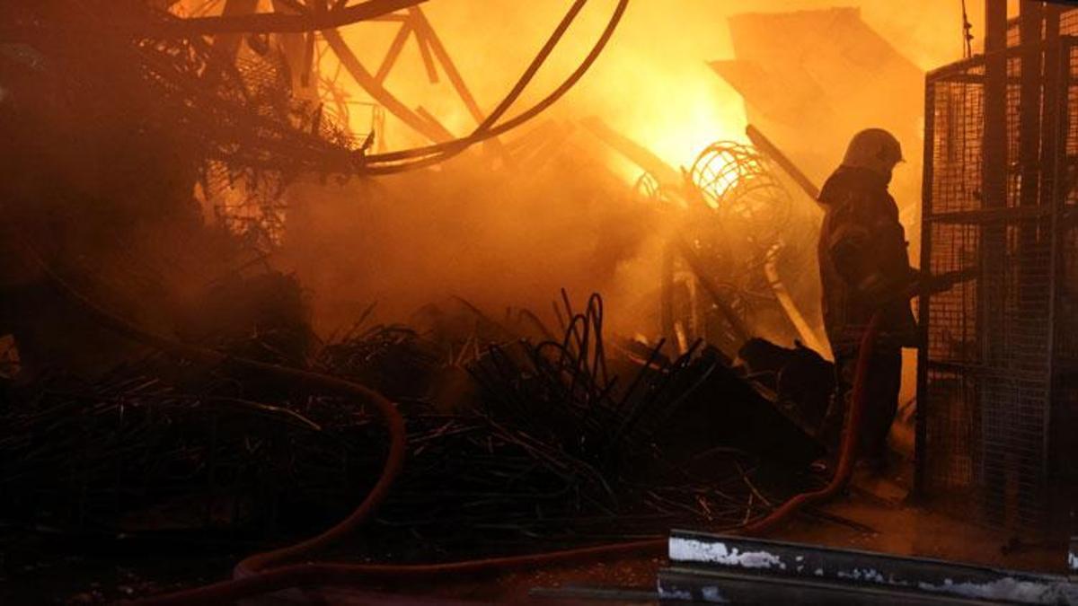 Mobilya atölyesinde çıkan yangın, depoya ve iş yerlerine sıçradı