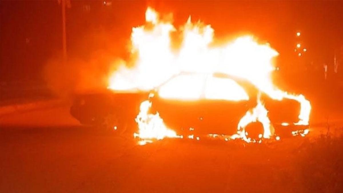 Hatay Defne’de seyir halindeki otomobil yandı