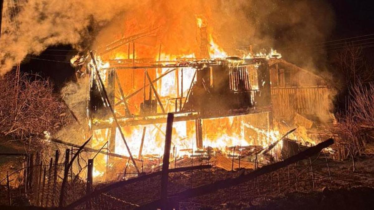 Karabük'te iki katlı ahşap evde yangın çıktı