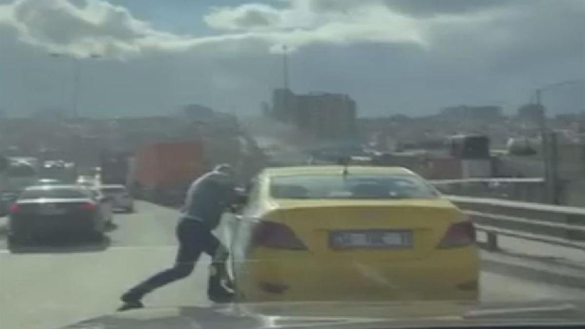 İstanbul'da trafik terörü: 2 sürücü birbirine girdi cezayı polis kesti