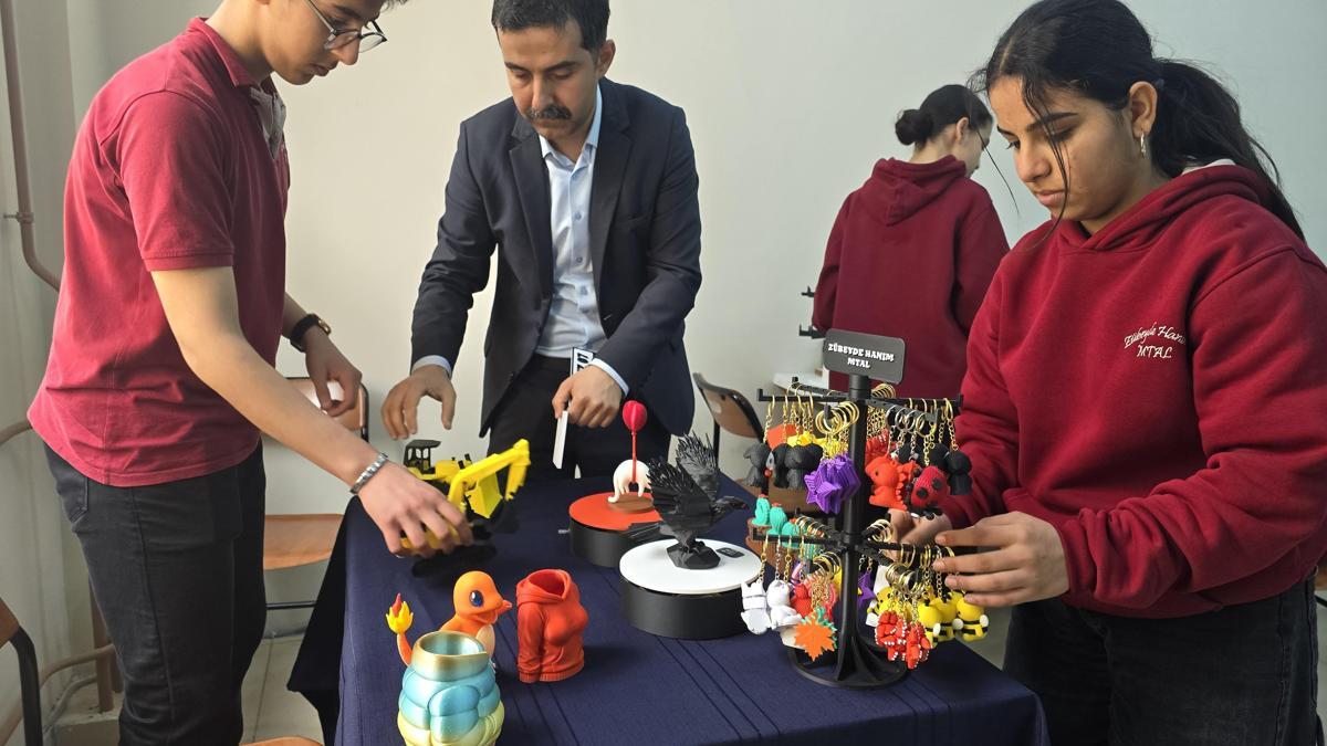 Liseliler, okulda kullanmayı öğrendikleri 3D yazıcıyla üretim yapıp aile bütçelerine katkı sağlıyor