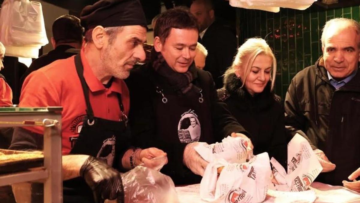 Osmangazi Belediye Başkanı’ndan tarihi Abdal Meydanı’nda sahur ikramı