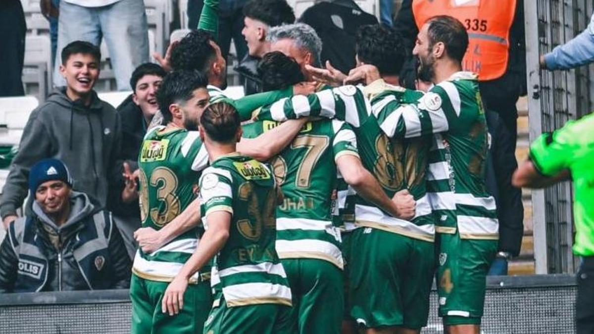 Bursaspor, Galatasaray ve Fenerbahçe'yi sollayıp zirveye çıktı