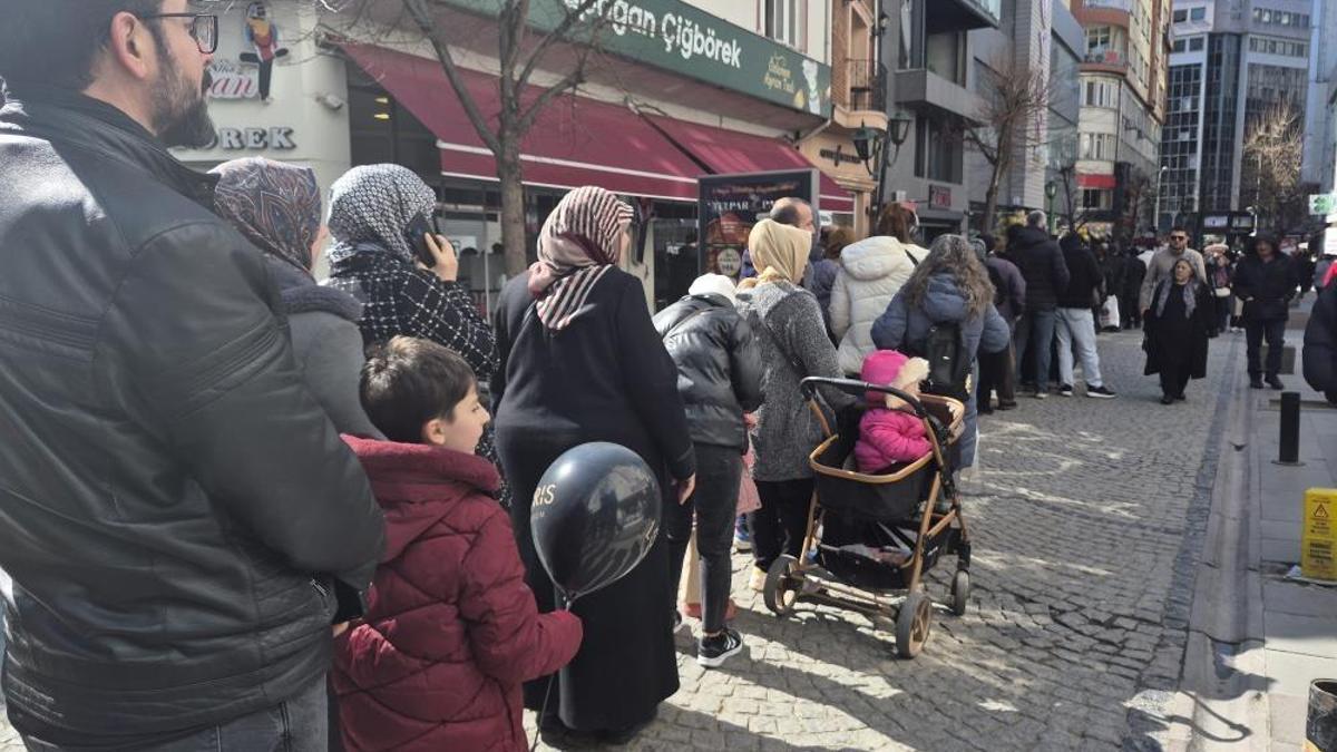 Eskişehirliler indirime koştu! Sokakta metrelerce kuyruk oluştu