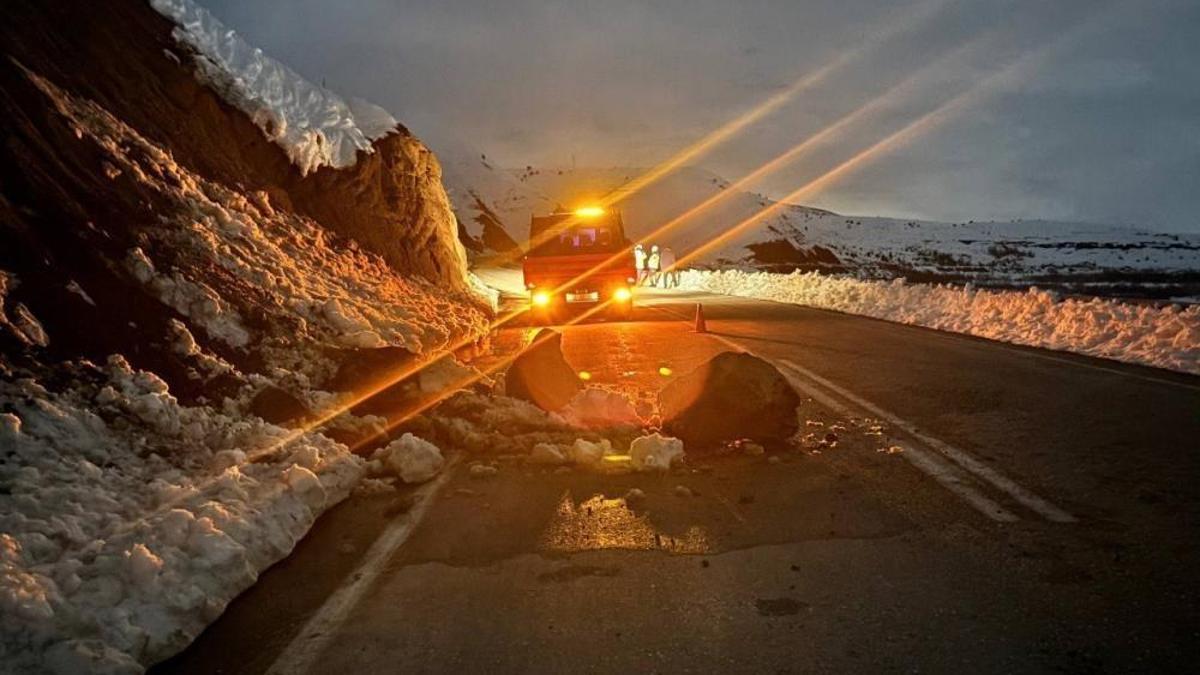 Erzincan'da kıyametten son anda kaçtı! Karayolunda görünce sağa çekip bekledi
