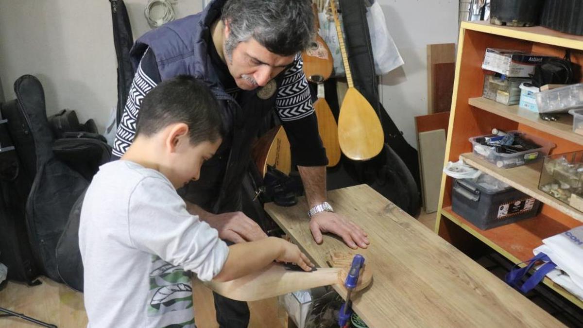 Sakaryalı usta tam 34 yıldır bu işi yapıyor: Çırak bulamayınca oğluna öğretmeye başladı!