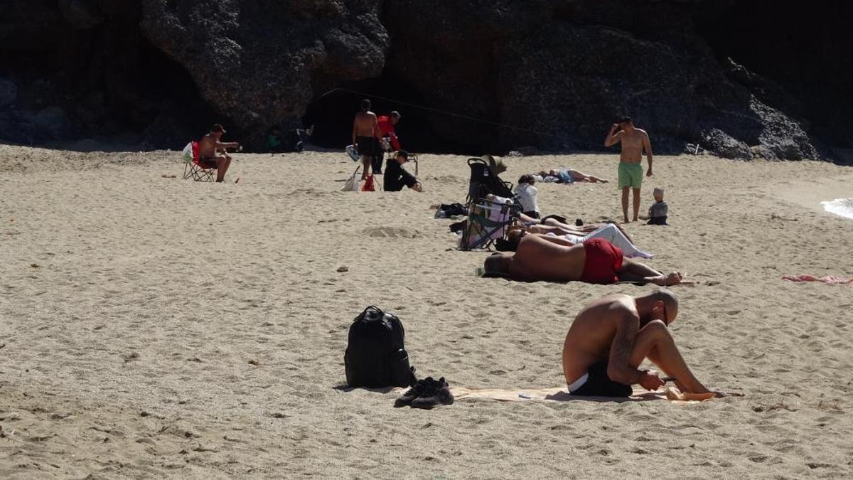 Martta tatil havası! Havlusunu alan denize koştu