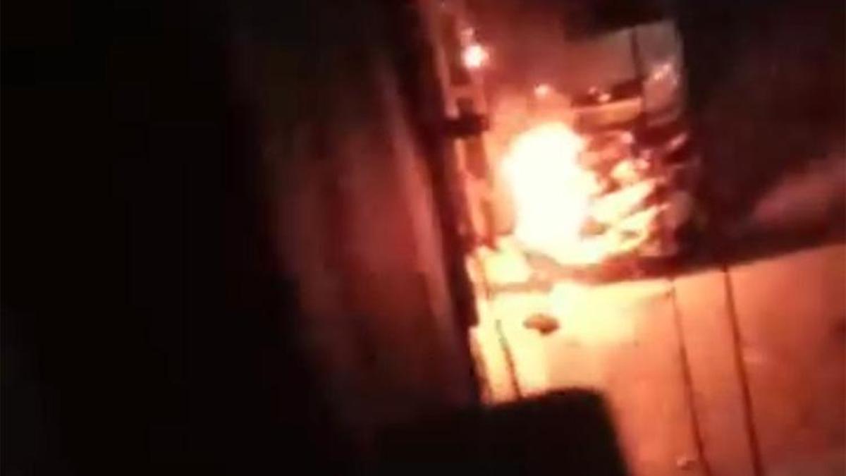 Aydınlatma direği alev aldı, motosikletler zarar gördü