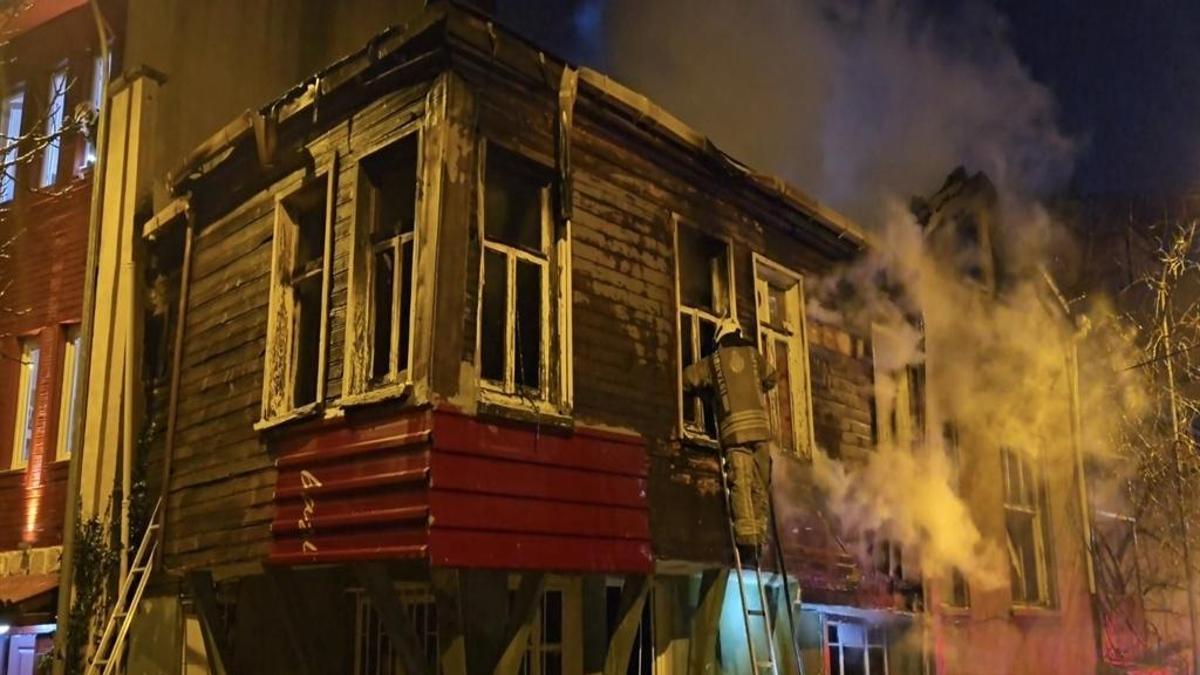 Üsküdar'da çıkan yangın giderek büyüdü! 2 metruk bina kül oldu