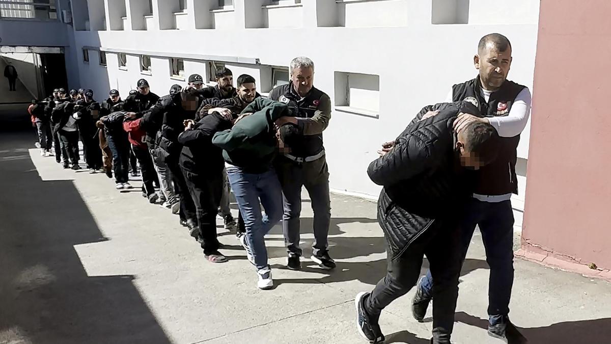 Adana'da 'torbacı' operasyonunda 11 tutuklama