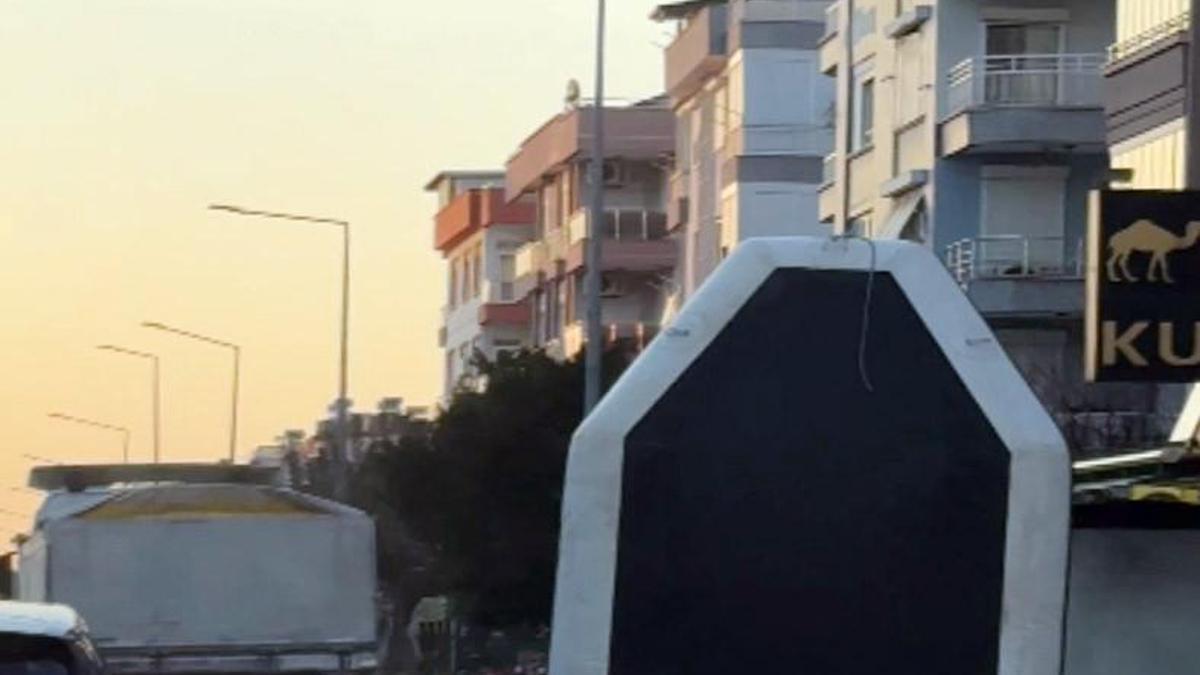 Motosiklet üzerinde şişme botla tehlikeli yolculuk