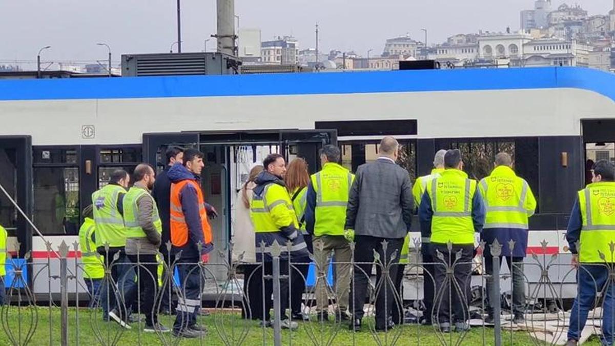 Eminönü’nde tramvay raydan çıktı, ekipler seferber oldu