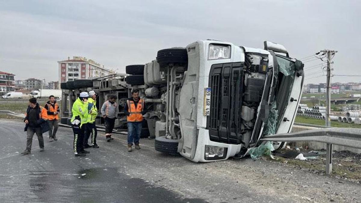 Tekirdağ'da virajı alamayan tır bariyerlerin üzerine devrildi