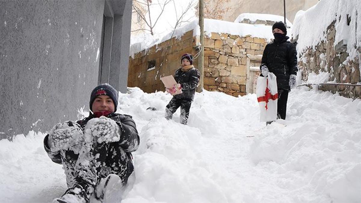 Mart kapıdan baktırdı! Kar kalınlığı 15 santimetreye ulaştı