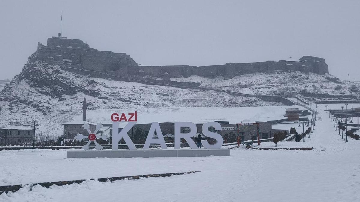 Kars’ta güneşli hava yerini kara bıraktı