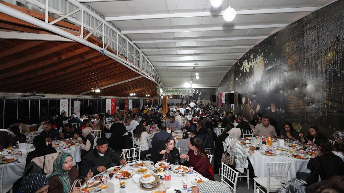 Hatay Valisi Masatlı koruyucu ailelerle iftarda buluştu