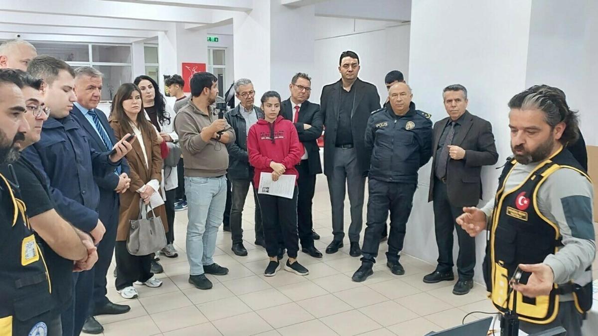 İşitme engelli öğrencilere afet eğitimi